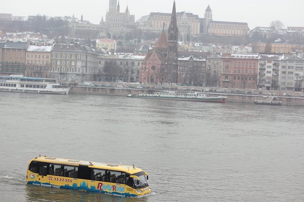 Cận cảnh xe bus, taxi trên sông ở các đô thị thế giới - Ảnh 1
