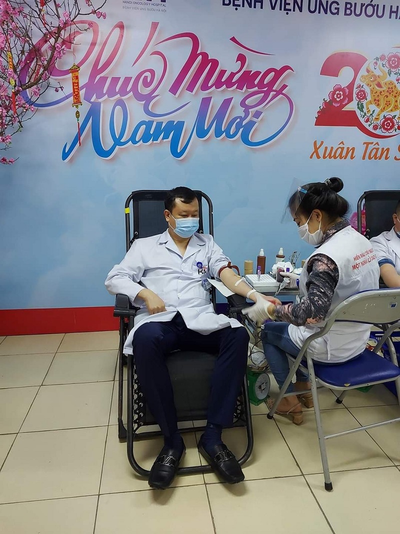 Bệnh viện Ung Bướu Hà Nội hưởng ứng chương trình “Blouse trắng – Trái tim hồng” năm 2021 - Ảnh 1