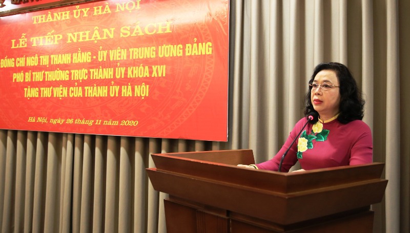 Đồng chí Ngô Thị Thanh Hằng tặng hơn 1.000 cuốn sách cho Thư viện Thành ủy - Ảnh 1