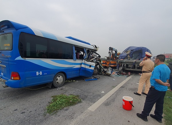 Nghệ An: Tạm giữ hình sự tài xế xe khách gây tai nạn nghiêm trọng khiến 2 người chết - Ảnh 1