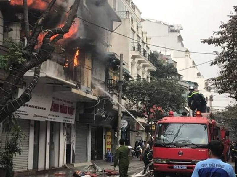 Hà Nội: Cháy nhà trên phố Bát Đàn, một người tử vong - Ảnh 5