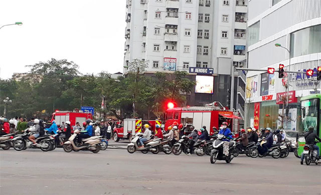 Ôtô cháy dữ dội trên đường Lê Văn Lương - Ảnh 4