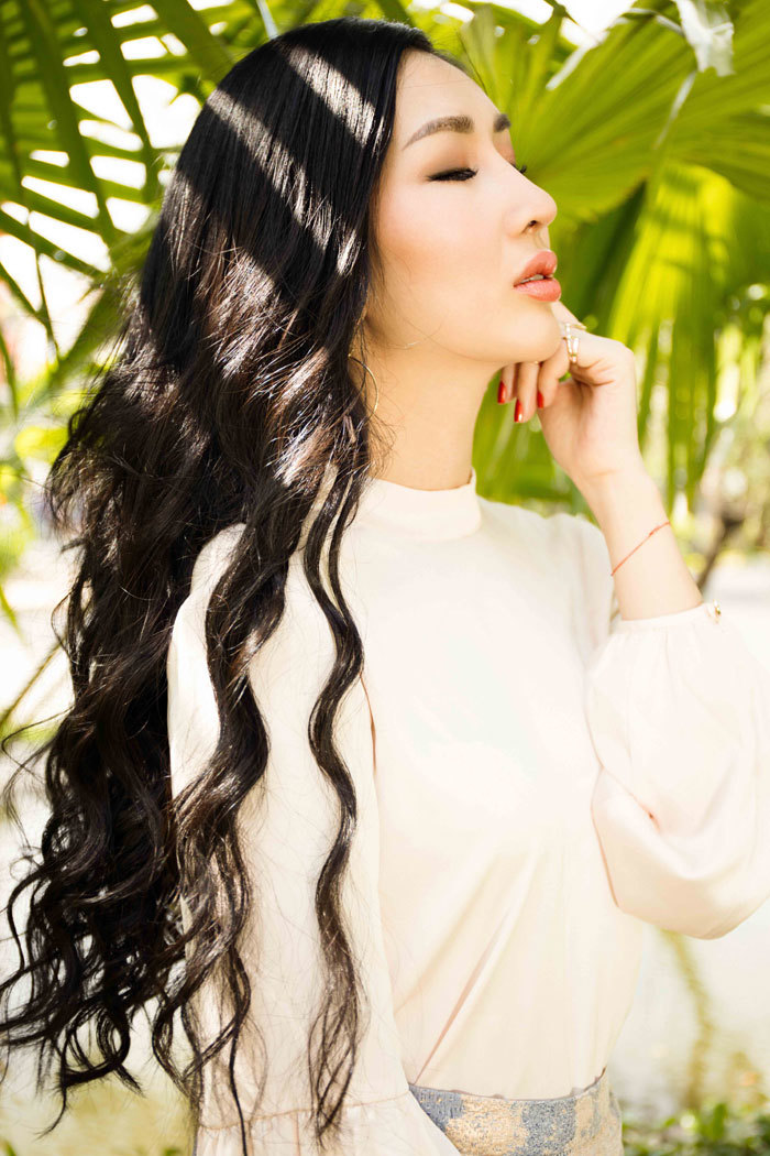 Hoa hậu Điện ảnh Thanh Mai rực rỡ dưới nắng - Ảnh 1