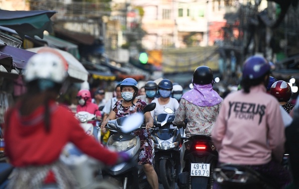 TP Hồ Chí Minh: Nhiều người thờ ơ việc đeo khẩu trang phòng Covid-19 nơi công cộng - Ảnh 1