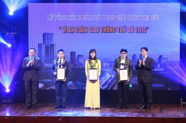 Lễ trao giải Cuộc thi viết Vì An toàn giao thông Thủ đô năm 2016 - Ảnh 8