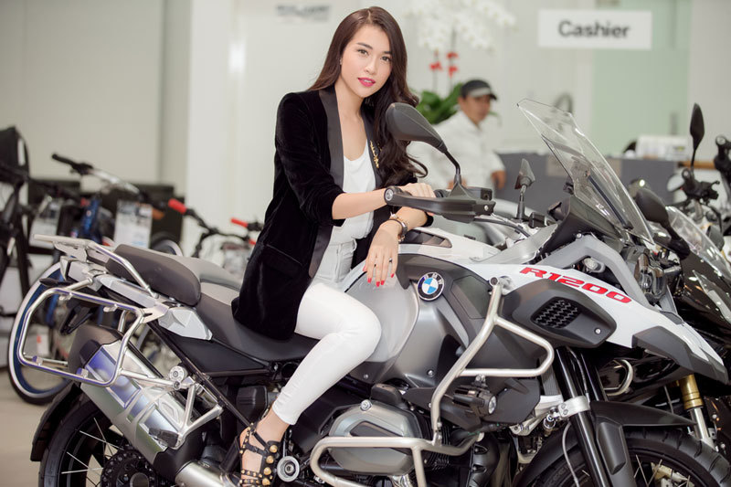 Đại diện Việt Nam tại Hoa hậu Hoàn vũ 2016 cá tính bên xe - Ảnh 4
