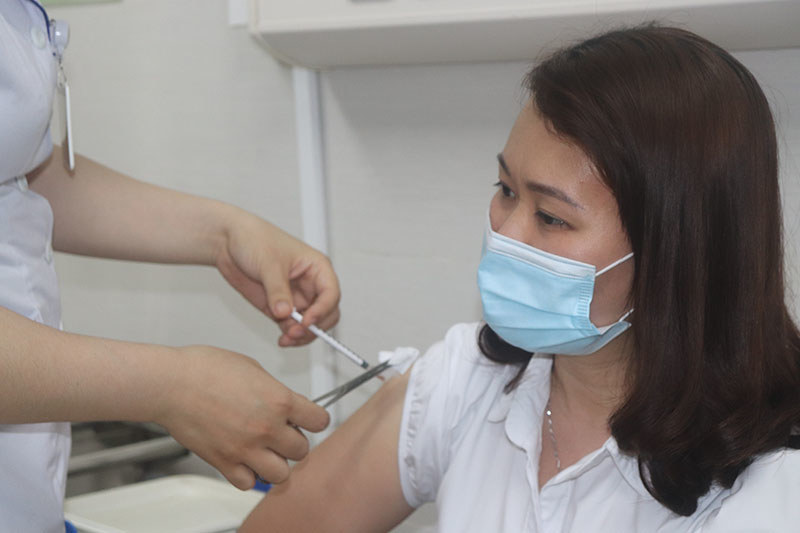 Bệnh viện Phụ sản Hà Nội tiêm vaccine Covid-19 cho 33 nhân viên y tế - Ảnh 6