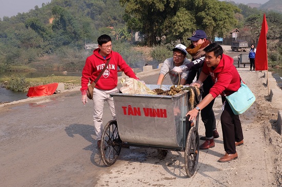 Đoàn thanh niên SSEAYP 43 mang hơi ấm tới bản Mường - Ảnh 1