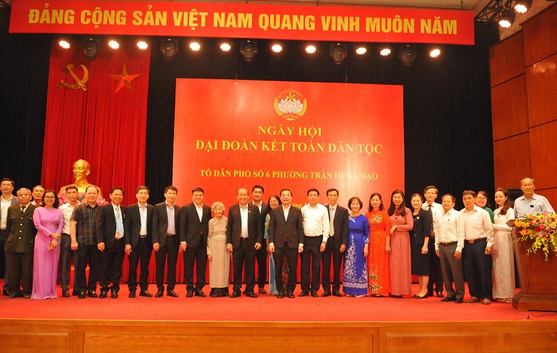 Phó Thủ tướng Thường trực Chính phủ dự Ngày hội Đại đoàn kết toàn dân tộc tại quận Hoàn Kiếm - Ảnh 6
