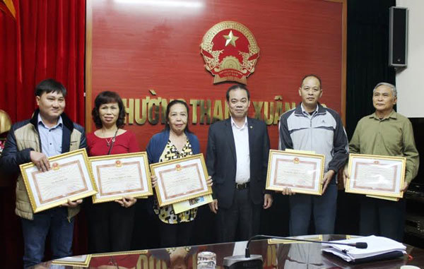 Quận Thanh Xuân khen thưởng hộ dân tự nguyện phá dỡ phần vi phạm trên vỉa hè - Ảnh 1