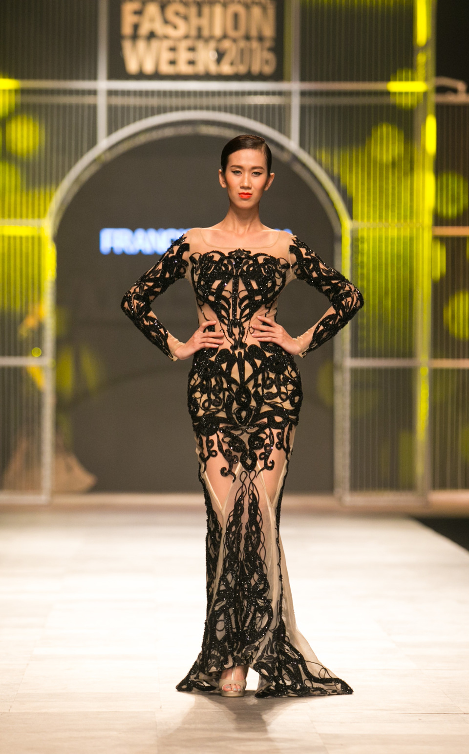 Nguyễn Oanh diện váy của Tân Hoa hậu Quốc tế 2016 - Ảnh 10