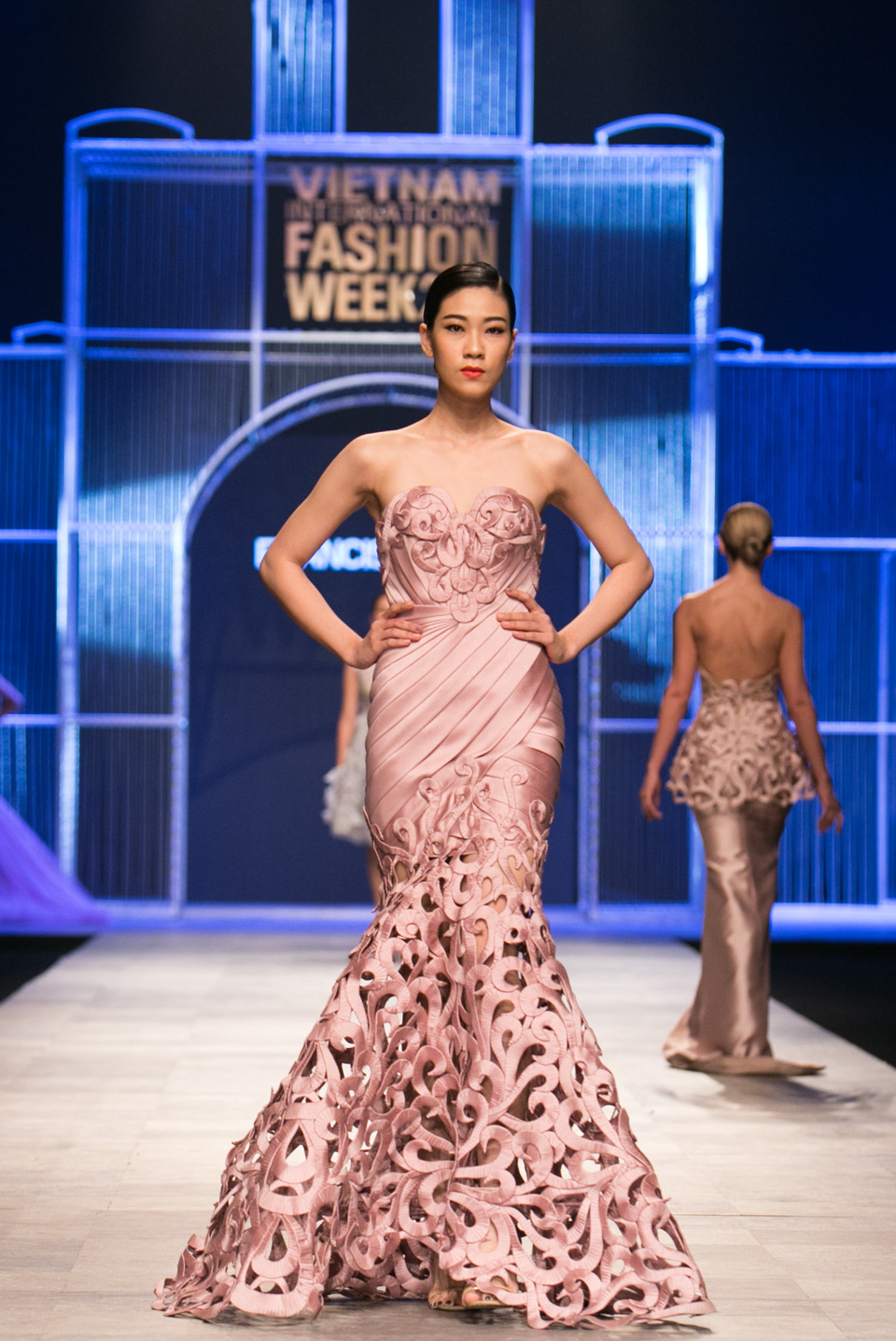 Nguyễn Oanh diện váy của Tân Hoa hậu Quốc tế 2016 - Ảnh 11