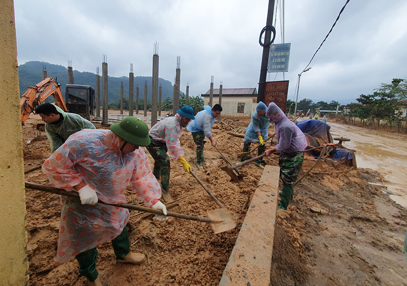 Công an tỉnh Quảng Trị dầm mình giúp xã Hướng Việt khắc phục hậu quả mưa lũ, sạt lở - Ảnh 9