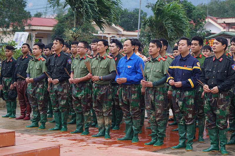 Công an tỉnh Quảng Trị dầm mình giúp xã Hướng Việt khắc phục hậu quả mưa lũ, sạt lở - Ảnh 17
