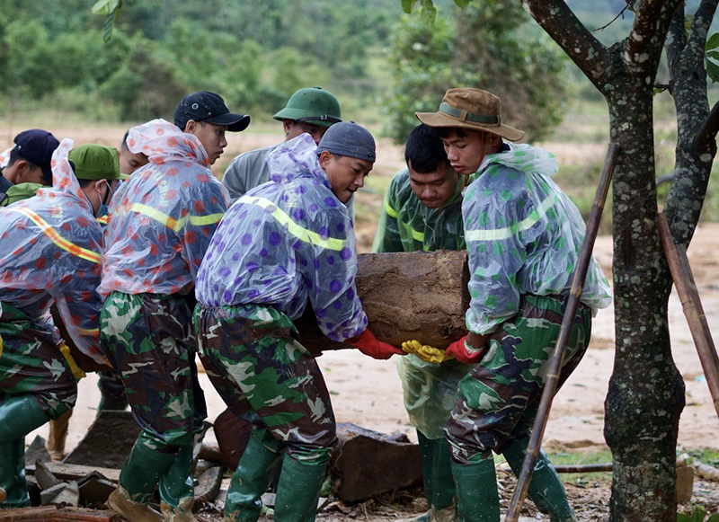 Công an tỉnh Quảng Trị dầm mình giúp xã Hướng Việt khắc phục hậu quả mưa lũ, sạt lở - Ảnh 10