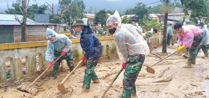 Công an tỉnh Quảng Trị dầm mình giúp xã Hướng Việt khắc phục hậu quả mưa lũ, sạt lở - Ảnh 6