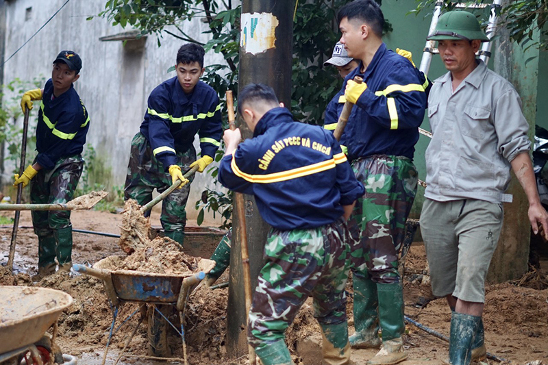Công an tỉnh Quảng Trị dầm mình giúp xã Hướng Việt khắc phục hậu quả mưa lũ, sạt lở - Ảnh 8
