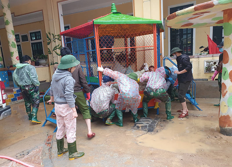 Công an tỉnh Quảng Trị dầm mình giúp xã Hướng Việt khắc phục hậu quả mưa lũ, sạt lở - Ảnh 14