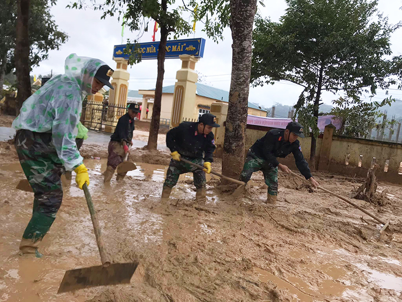Công an tỉnh Quảng Trị dầm mình giúp xã Hướng Việt khắc phục hậu quả mưa lũ, sạt lở - Ảnh 4