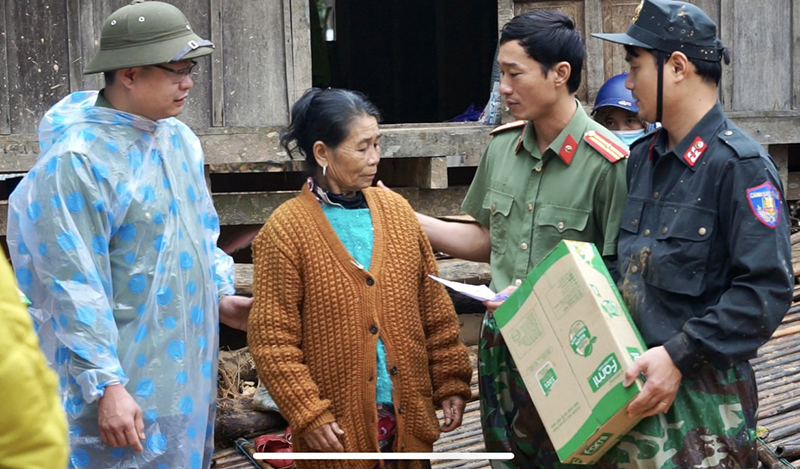 Công an tỉnh Quảng Trị dầm mình giúp xã Hướng Việt khắc phục hậu quả mưa lũ, sạt lở - Ảnh 3