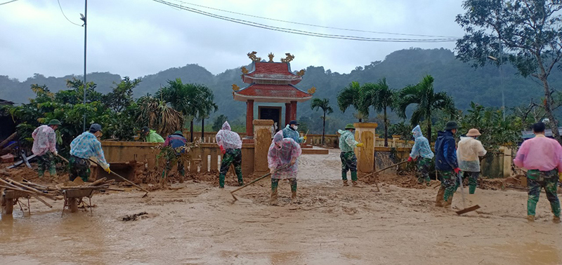 Công an tỉnh Quảng Trị dầm mình giúp xã Hướng Việt khắc phục hậu quả mưa lũ, sạt lở - Ảnh 16