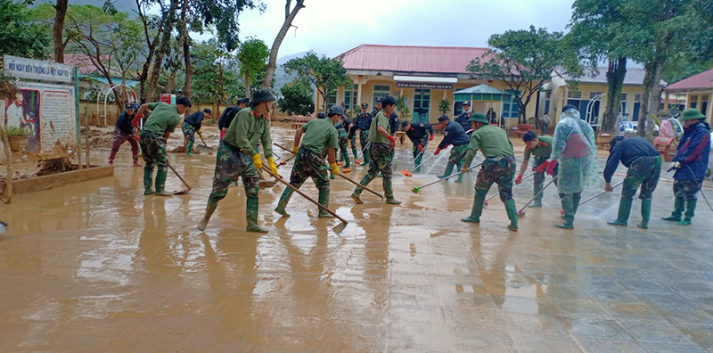 Công an tỉnh Quảng Trị dầm mình giúp xã Hướng Việt khắc phục hậu quả mưa lũ, sạt lở - Ảnh 11