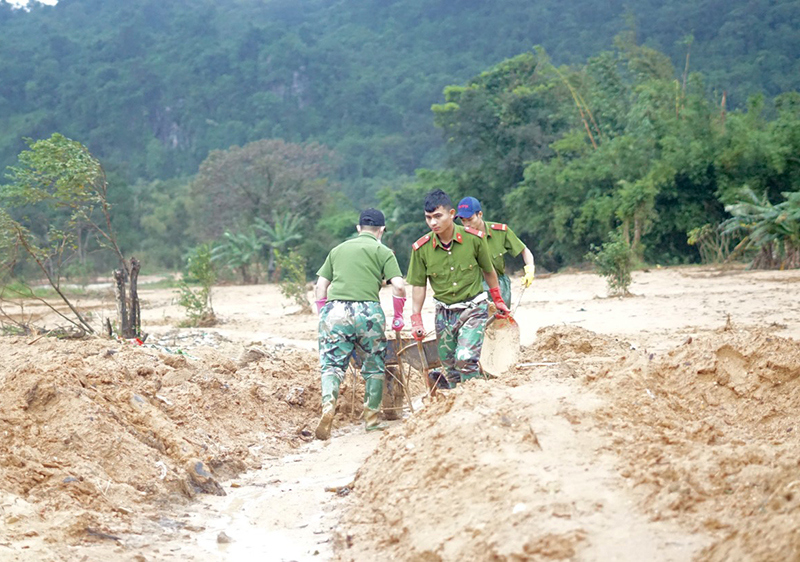Công an tỉnh Quảng Trị dầm mình giúp xã Hướng Việt khắc phục hậu quả mưa lũ, sạt lở - Ảnh 2