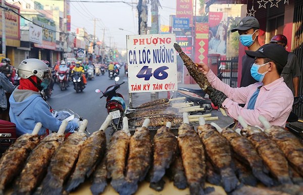 TP Hồ Chí Minh: Cá lóc nướng “cháy hàng” ngày vía Thần Tài - Ảnh 1
