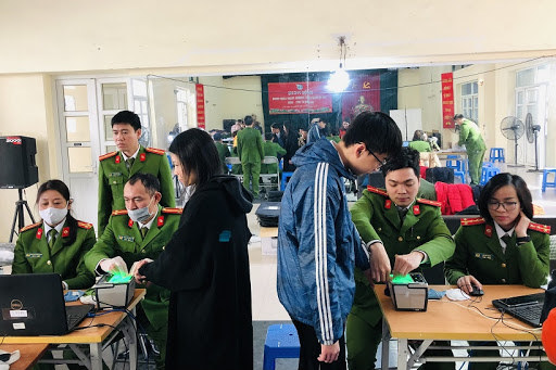 Cấp căn cước công dân gắn chip tại Hà Nội: Làm xuyên đêm để bảo đảm tiến độ - Ảnh 1