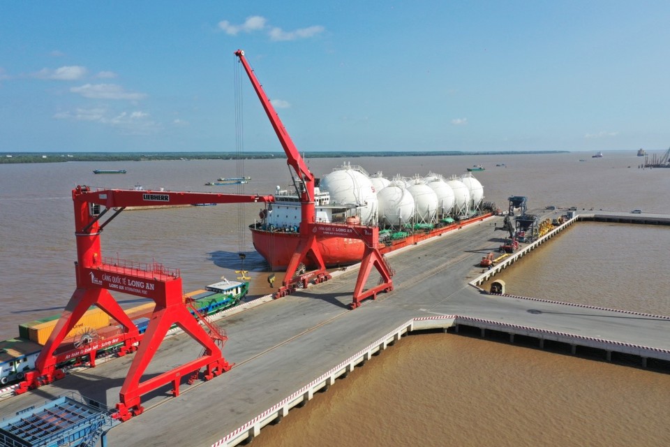 Cảng Quốc tế Long An và Tập đoàn Đặng Gia ký hợp tác triển khai các dự án điện gió - Ảnh 1