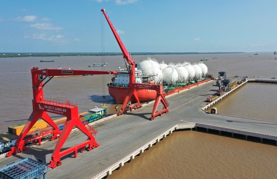 Thủ tướng thăm cảng quốc tế Long An, khảo sát vị trí xây Nhà máy điện LNG Long An I&II - Ảnh 3