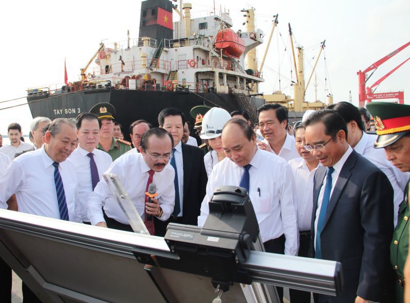 Thủ tướng thăm cảng quốc tế Long An, khảo sát vị trí xây Nhà máy điện LNG Long An I&II - Ảnh 1