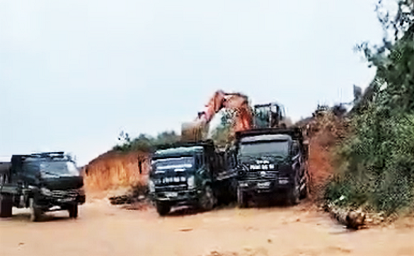 Huyện Vũ Quang (Hà Tĩnh): Cần xử lý nghiêm tình trạng khai thác đất trái phép tại xã Đức Giang - Ảnh 1