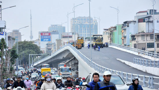 Cầu vượt ở nút giao thông "nóng" nhất Hà Nội sắp được thông xe - Ảnh 1