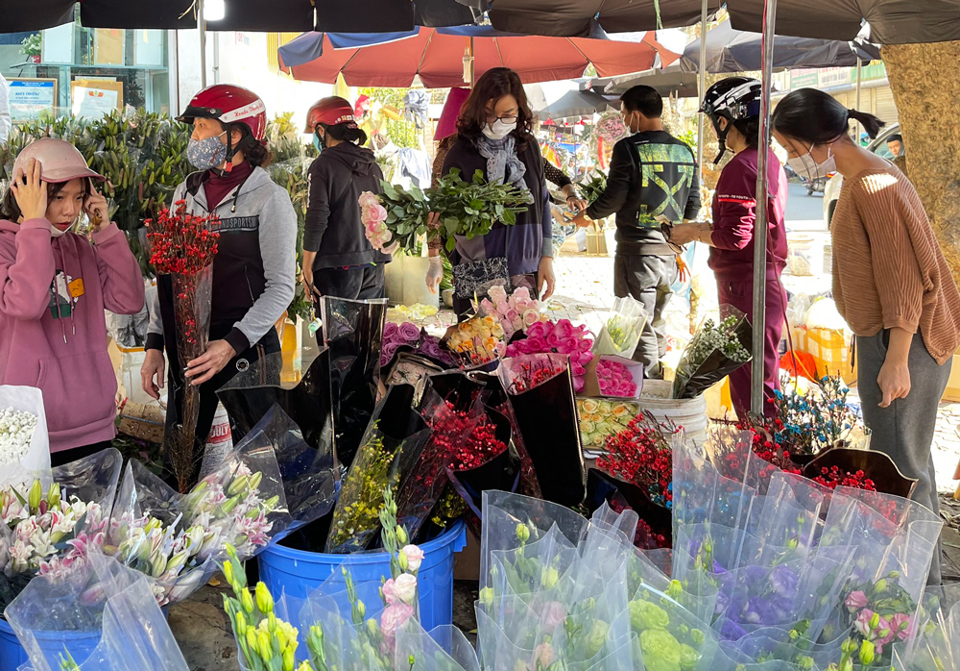Hà Nội: Nhộn nhịp chợ hoa, cây cảnh chiều 29 Tết - Ảnh 13