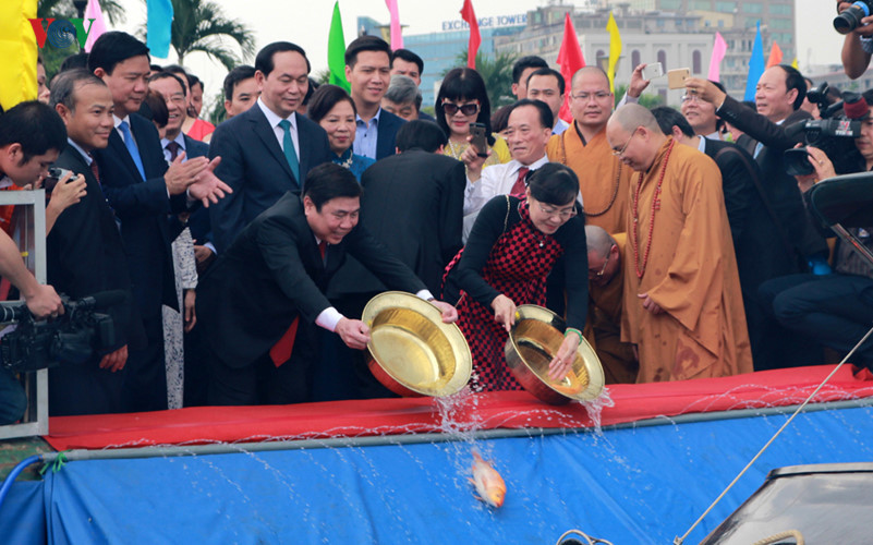 Hình ảnh: Chủ tịch nước thả cá chép trước Bến Nhà Rồng - Ảnh 7