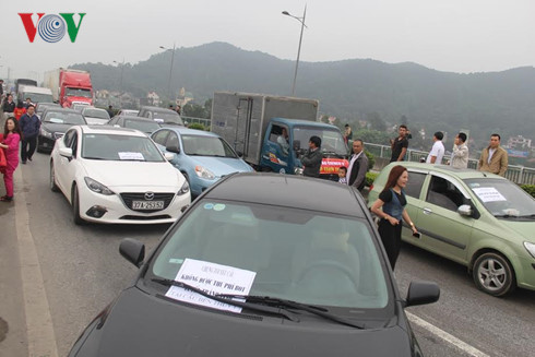 Hàng trăm ô tô dàn hàng phản đối trạm thu phí BOT cầu Bến Thủy - Ảnh 1
