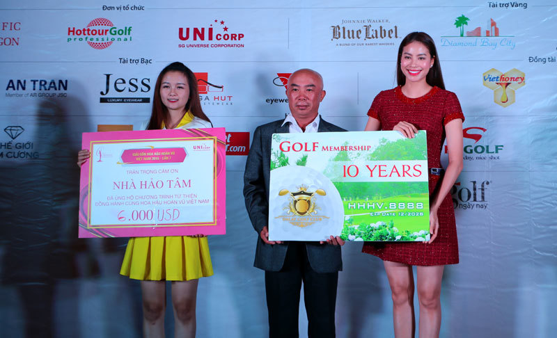 Hoa hậu Hoàn vũ Việt Nam cưỡi máy cày đi làm từ thiện - Ảnh 17