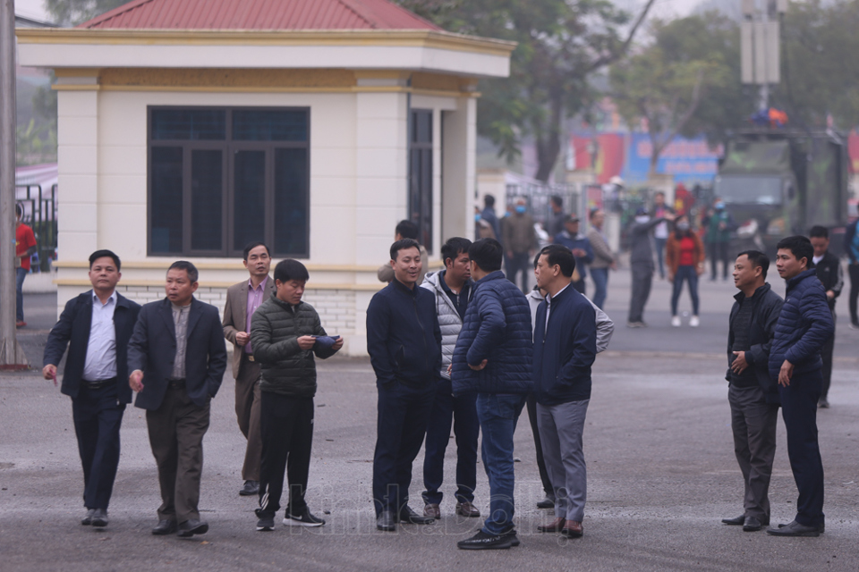 [Ảnh] Người dân Phú Thọ hào hứng tới sân xem Quang Hải và Công Phượng thi đấu - Ảnh 5