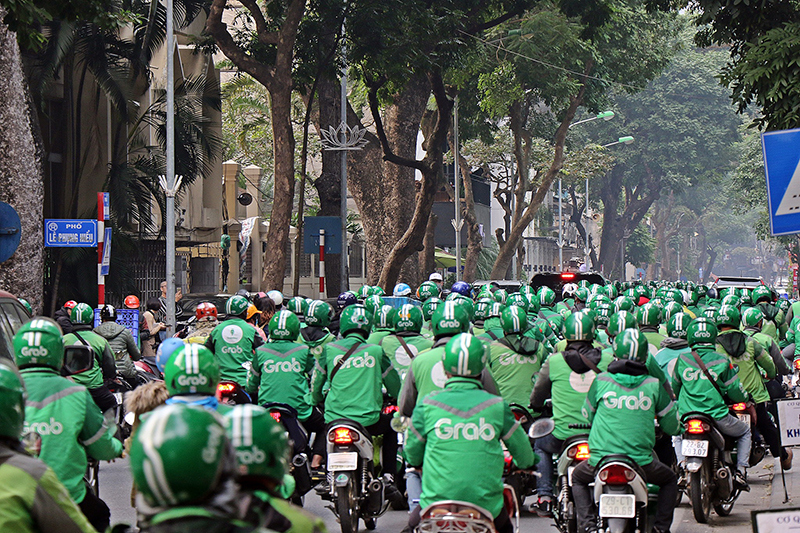 Hàng trăm tài xế GrabBike đình công, tắt app, "diễu hành" qua các tuyến phố ở Hà Nội - Ảnh 1