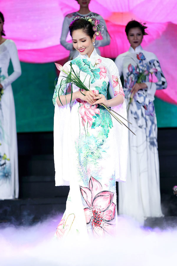 Người đẹp Việt trình diễn áo dài đấu giá từ thiện - Ảnh 2