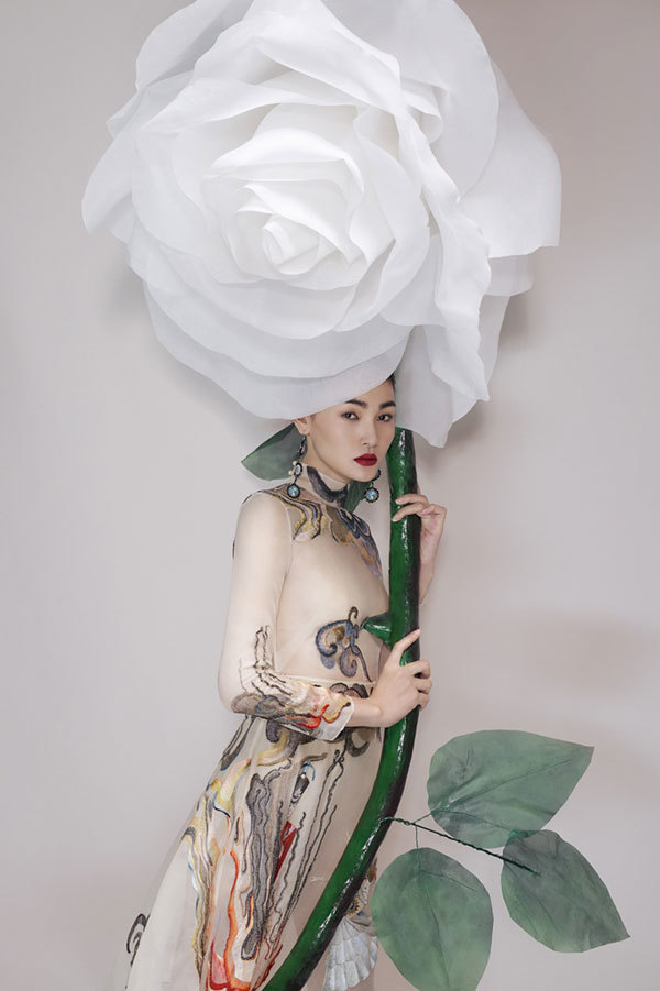 Đại diện Việt Nam tại Asia’s next top model “lột xác” bên hoa khổng lồ - Ảnh 8