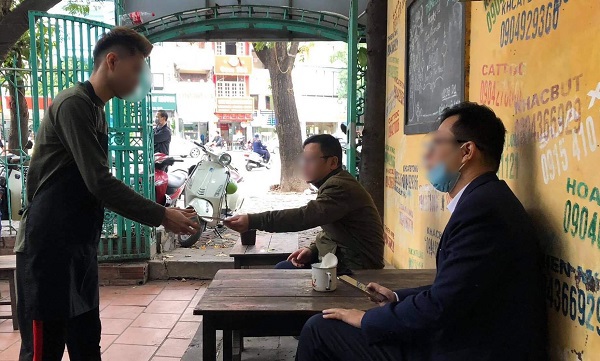 Hà Nội: Ngày đầu mở cửa quán cà phê, dễ bắt gặp vi phạm quy định phòng dịch - Ảnh 14