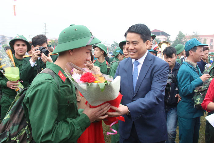 Chủ tịch Nguyễn Đức Chung động viên tân binh lên đường nhập ngũ - Ảnh 1