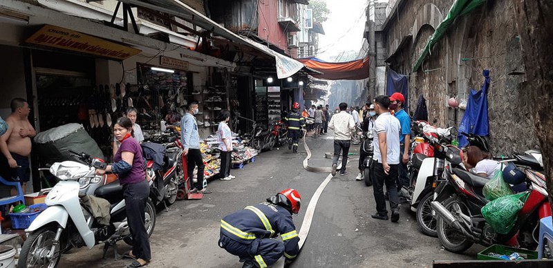 Hà Nội: Cháy lớn trên khu phố cổ, lan sang cửa hàng văn phòng phẩm, dép nhựa - Ảnh 1