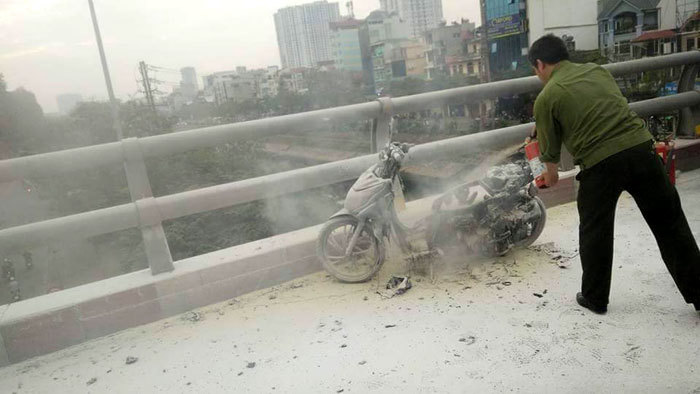 Xe máy bốc cháy ngùn ngụt trên cầu vượt Lê Văn Lương - Ảnh 1