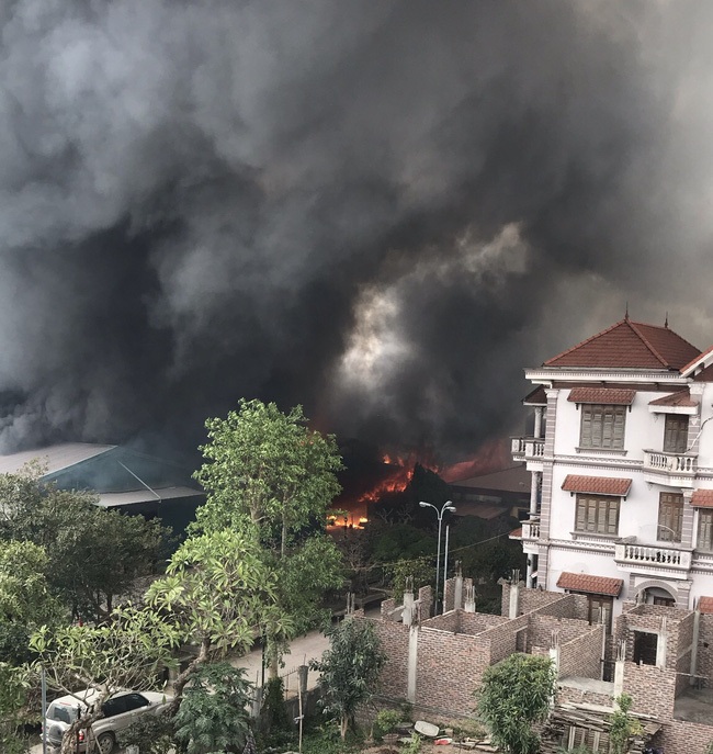 Hà Nội: Cháy lớn tại xưởng gỗ rộng hàng nghìn mét vuông ở Hoài Đức - Ảnh 1
