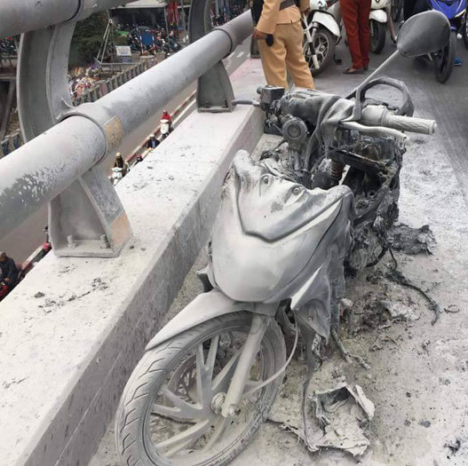 Xe máy bốc cháy ngùn ngụt trên cầu vượt Lê Văn Lương - Ảnh 2