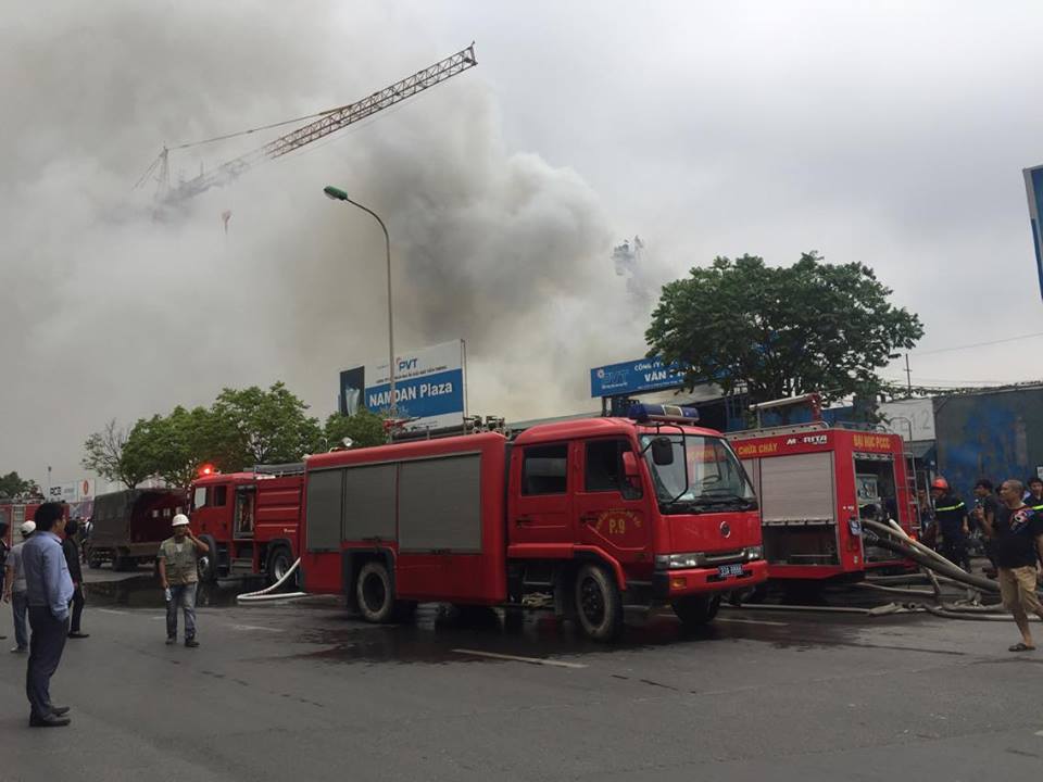 Hà Nội: Cháy lớn tại kho hàng trên đường Phạm Hùng - Ảnh 8