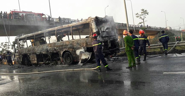 Đang lưu thông, xe khách bốc cháy dữ dội trên Đại lộ Thăng Long - Ảnh 2